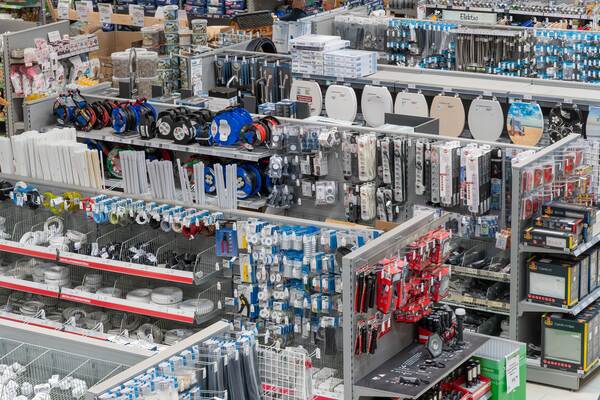 Überblick über eine Baumarkt-Abteilung mit Kabeltrommeln, Sanitärartikeln und Elektroinstallationsmaterial.